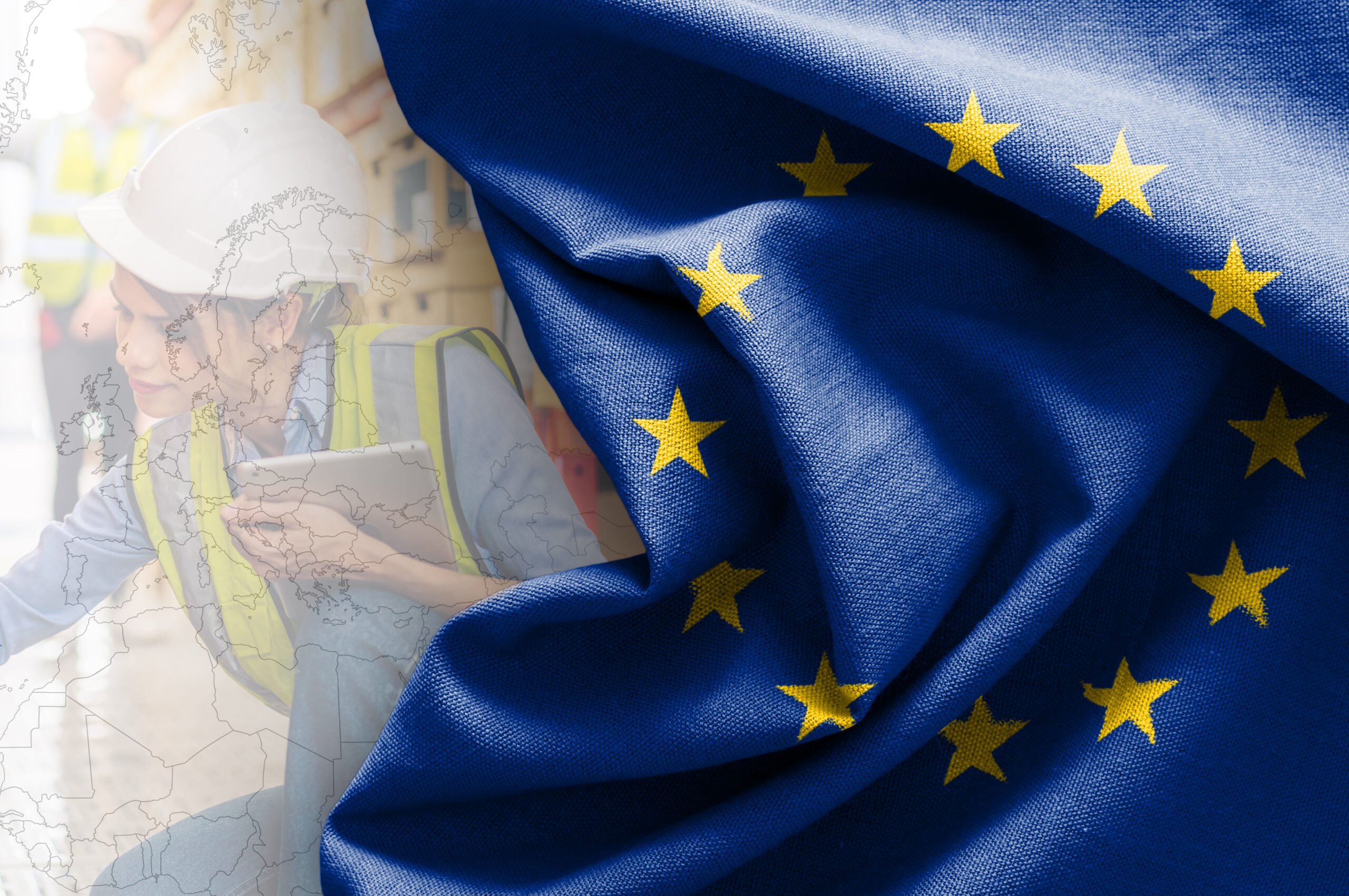 Hinter dem Bild einer Europakarte ist das Bild einer Frau mit Bauhelm zu sehen. Darüber liegt seitlich eine Europa-Flagge.