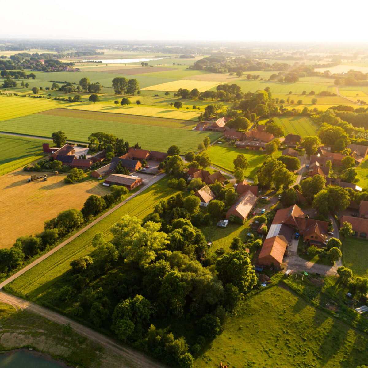 Ortschaft in Deutschland aus der Luft: Landwirtschaftliche Betriebe und Flächen sind zu erkennen.